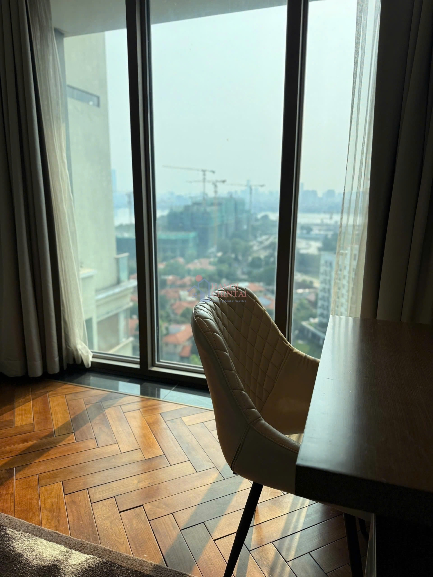 Lac Long Quan通り・Tay Ho Ward・Hanoi｜4ベッドルーム・専用メイドルーム付き・バスルーム4室・キッチン2室付き高級アパートメント賃貸
